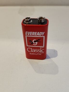 Vintage  Eveready Classic 9V Battery - Red 1980s